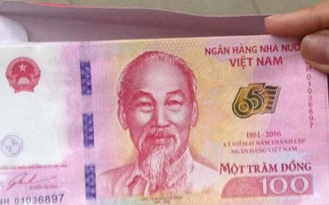 Chen lấn mua tiền 100 đồng lưu niệm tại TP.HCM
