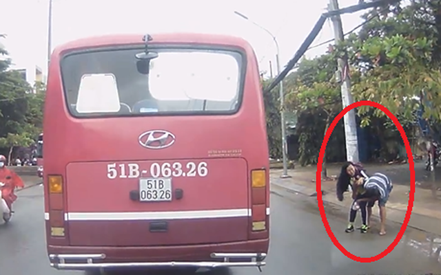 Cô bé cấp 2 bị sàm sỡ giữa đường Sài Gòn gây bức xúc