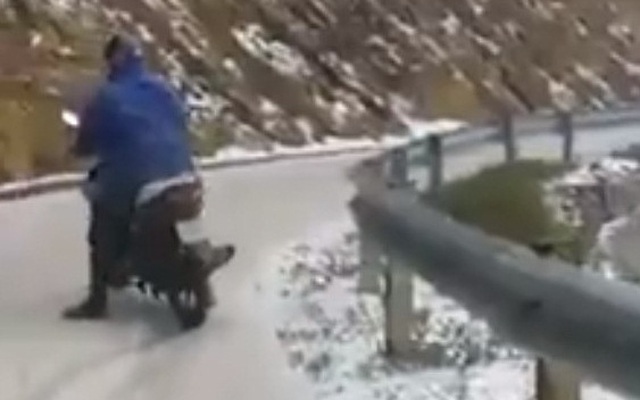 Clip: Thót tim cảnh xe máy trơn tuột khi qua đoạn dốc đầy tuyết