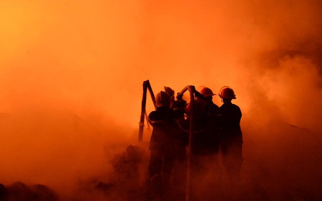 [ẢNH] Cảnh tượng khủng khiếp trong vụ cháy vừa xảy ra ở Hà Nội