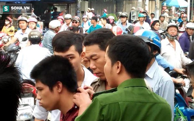 Cô gái dùng mũ bảo hiểm đánh tới tấp tên cướp giữa phố Sài Gòn