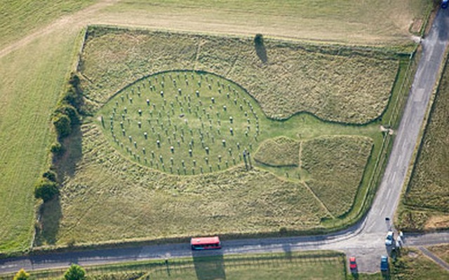 Khai quật bãi gỗ Woodhenge bí ẩn không kém Stonehenge