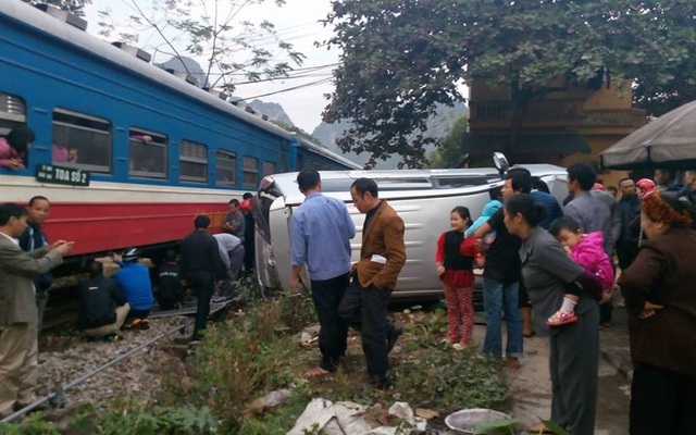 Cố vượt đường tàu, ô tô 7 chỗ bị tông lật nghiêng, 2 người thoát chết trong gang tấc