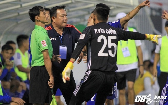 Ban trọng tài "giơ cao đánh khẽ" với Vua áo đen sai lầm trận HAGL vs Quảng Nam