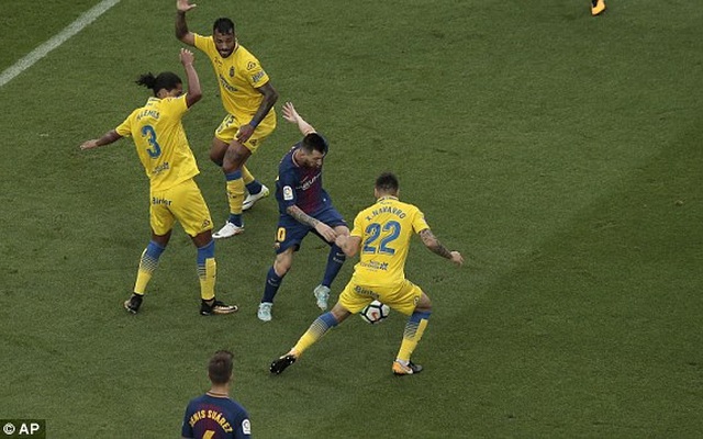 Barca "đi dạo", Messi thăng hoa trong ngày Nou Camp vắng bóng khán giả