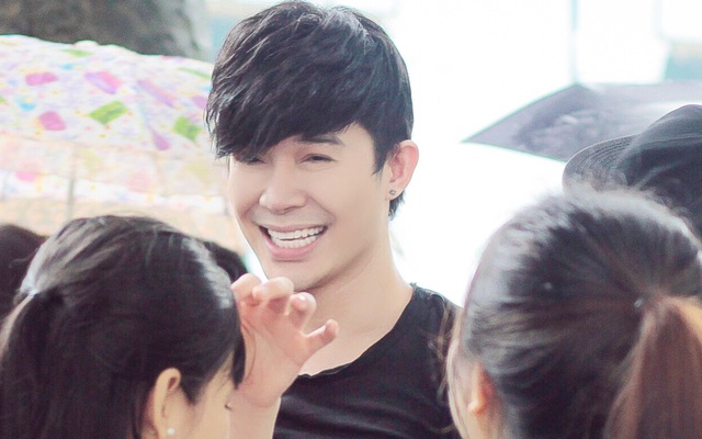 Nathan Lee bị fan vây giữa phố