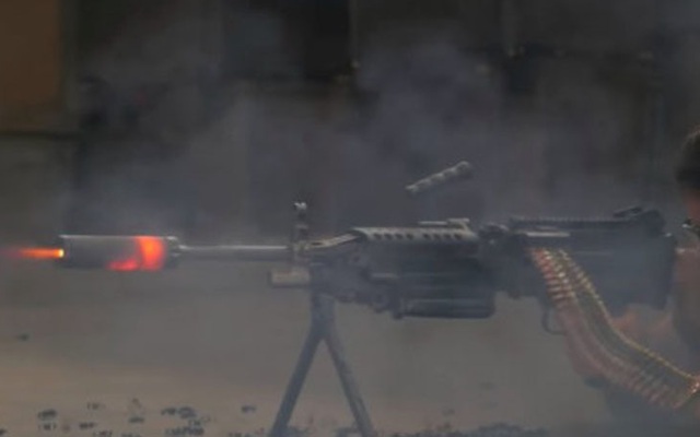 Bắn liên tiếp 700 phát bằng súng máy M249 SAW thì ống giảm thanh có "sống sót" được không?