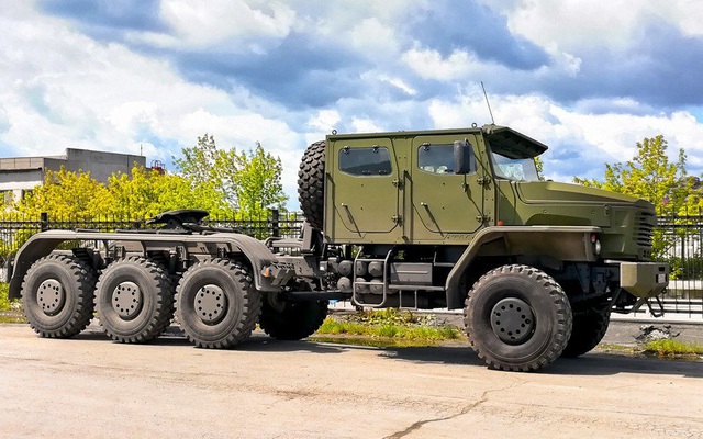 Lộ diện xe đầu kéo chở tăng mới nhất của Nga
