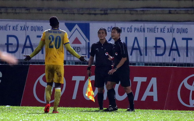 VPF 'treo' trọng tài bẻ còi trận Long An, trợ lý Park Hang Seo thích 'sao' U20 Việt Nam