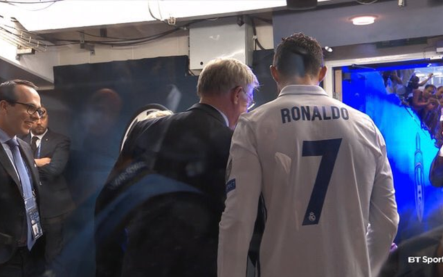 Gặp mặt Sir Alex Ferguson, Ronaldo lao vào ôm và rối rít khoe con trai