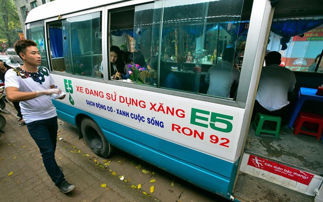Hàng phở bò trên ô tô phố trung tâm hút khách sau chiến dịch giành vỉa hè ở Hà Nội