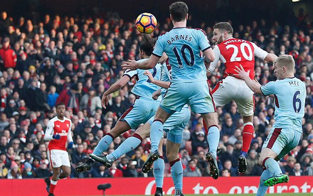 Bị đuổi 2 người, Arsenal vẫn giành trọn 3 điểm ở phút 90+8