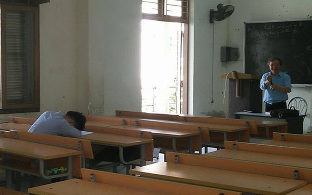 "Hình phạt" hiếm thấy của thầy giáo khi có sinh viên ngủ gật trên lớp
