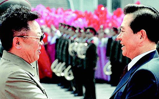 Triều Tiên bất ngờ đăng ảnh hiếm về cái bắt tay giữa Chủ tịch Kim Jong-il và TT Hàn Quốc