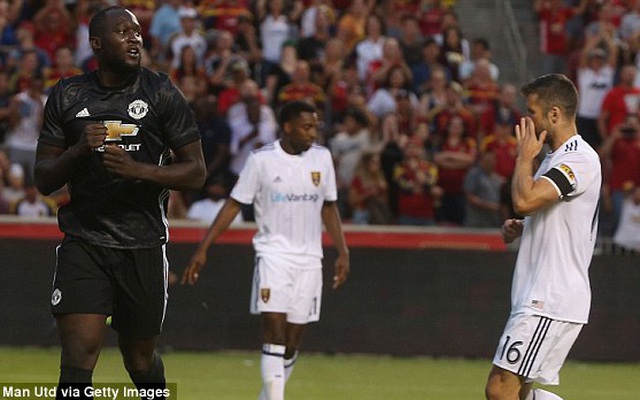 "Xỏ mũi" 3 đối thủ để ghi bàn, Lukaku đưa Man United tới chiến thắng