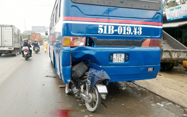 Xe máy dính chặt vào đuôi ô tô khách đang dừng sửa chữa