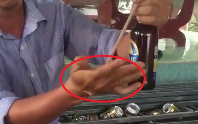 Clip: Người đàn ông trổ tài mở nắp bia bằng đũa và cái kết đắng