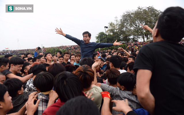 Ảnh: Hàng trăm người dân tranh cướp phết trong lễ hội ở Phú Thọ