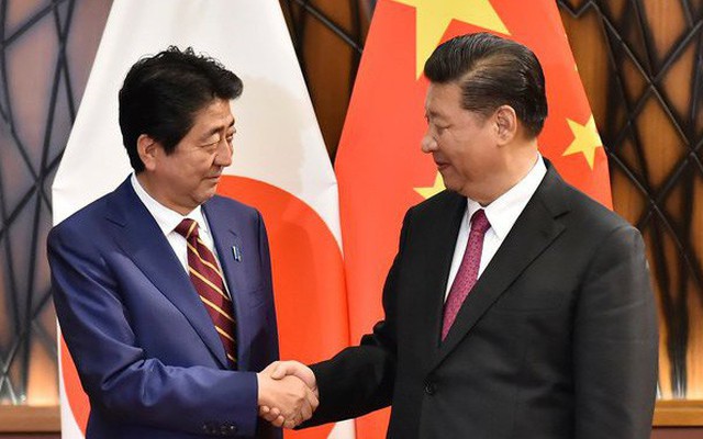 Nụ cười ẩn ý của Chủ tịch Tập Cận Bình trong cuộc đối thoại với Thủ tướng Abe tại APEC