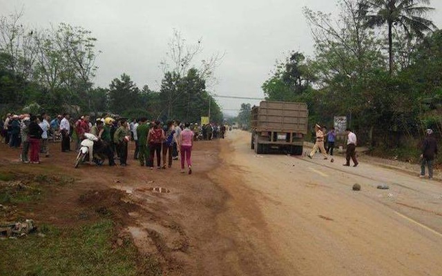 Cả nhà bị xe đầu kéo tông, thai phụ và con gái chết thảm, dân lập hòm quyên góp tại chỗ