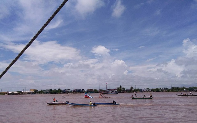 Video: Khoảnh khắc chìm tàu tại lễ hội Nghinh Ông, 2 nữ sinh tử vong