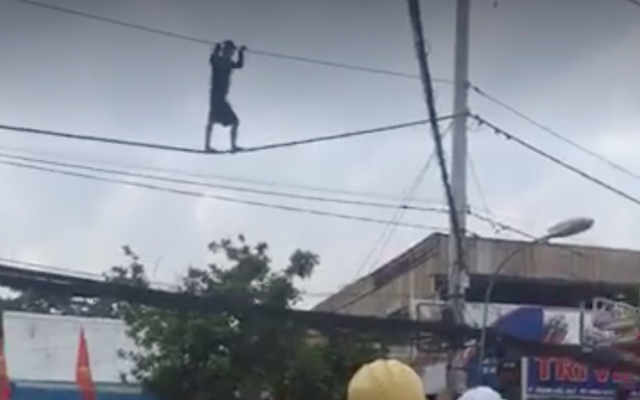 TP.HCM: Hàng chục cảnh sát giải cứu nam thanh niên nghi ngáo đá đu mình trên dây điện