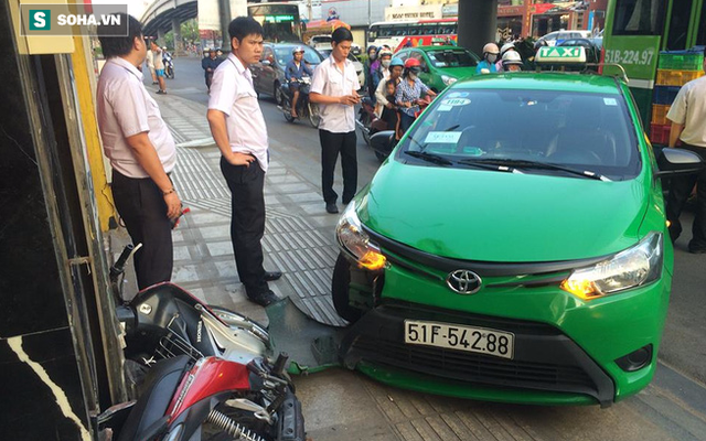 Tài xế taxi tông thẳng xe vào tên cướp trên đường phố Sài Gòn