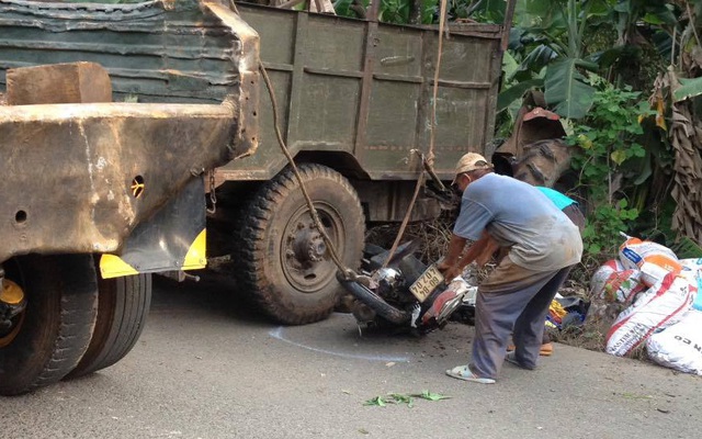 Xe máy cày nghiêng, hàng chục bao phân bón đổ xuống đè chết 2 mẹ con đi đường