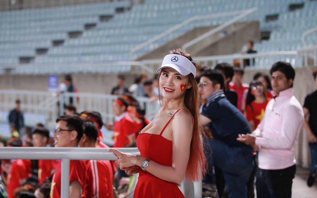Cận cảnh nữ CĐV sexy trong trận U20 Việt Nam gặp U20 Honduras