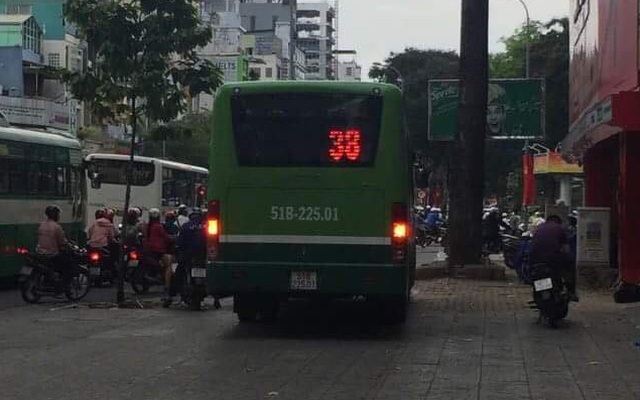 Xe buýt đi trên vỉa hè ở trung tâm TP.HCM khiến nhiều người bức xúc