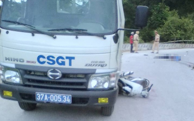 Chồng tử nạn, vợ trọng thương khi va chạm với xe tuần tra CSGT
