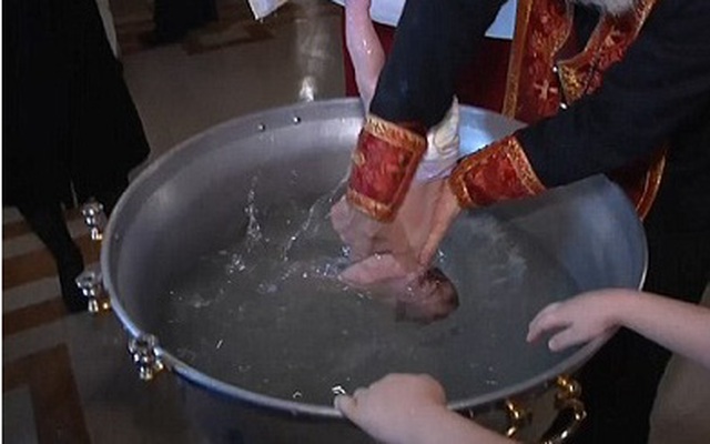 Độc đáo cách những đứa trẻ được rửa tội tại Georgia