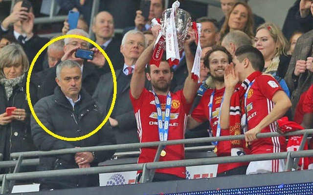 Lý do sâu thẳm làm Mourinho buồn rười rượi trong ngày Man United lên ngôi