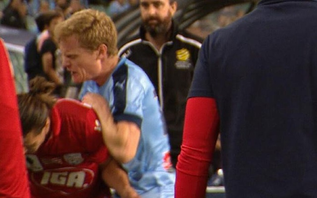 Video: Đạp cậu bé nhặt bóng, cầu thủ bị đối phương vây đánh giữa trận đấu