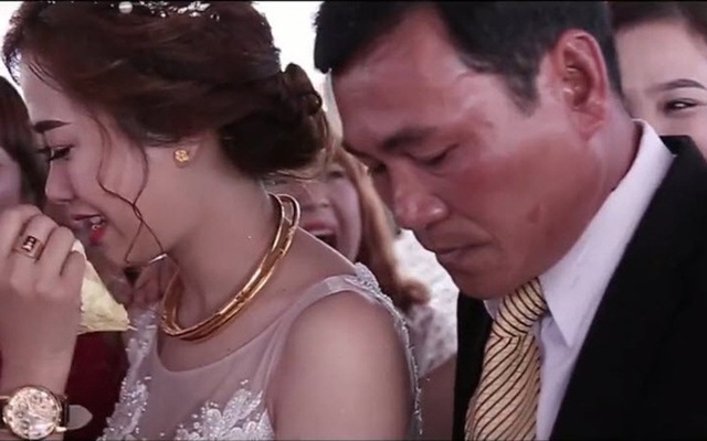 Clip: Cha bật khóc trong đám cưới con gái khiến bao người thổn thức