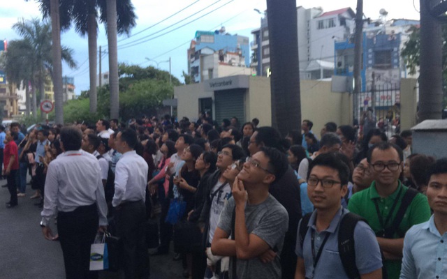 Biển hiệu bốc cháy rơi từ trên cao xuống, hàng trăm người tháo chạy khỏi tòa nhà Etown 2