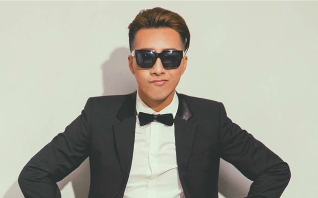 Only C bị khán giả ném dưa hấu vào mặt khi đang hát trên sân khấu