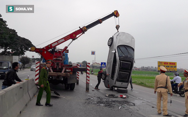 Xế hộp lật ngửa trên quốc lộ sau khi va chạm với xe "hổ vồ"