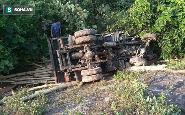 Băng qua đường, xe tải bị tàu hỏa đâm bay xuống mương