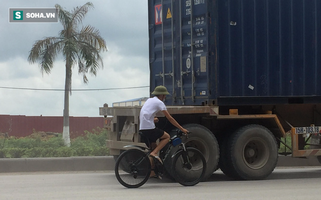 Hoảng hồn chứng kiến nam thanh niên bám đuôi container đang chạy