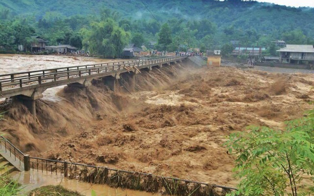 Yên Bái nước lũ về cuồn cuộn, 8 ngôi nhà bị cuốn trôi, 4 người trong một gia đình mất tích