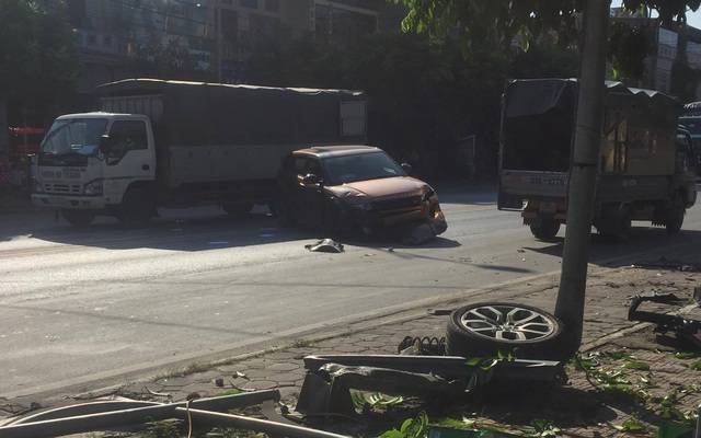 Xe sang Range Rover nát đầu sau khi đâm cột đèn đường, đôi nam nữ bị thương nặng