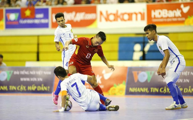 Thua đậm Malaysia, HLV Miguel cay đắng nói: "Việt Nam không chơi futsal..."