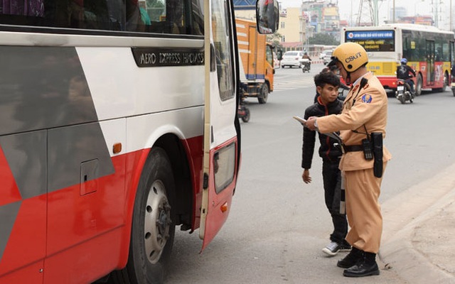 Chủ xe thuê xe ôm đứng ngay cổng trụ sở đội CSGT để theo dõi