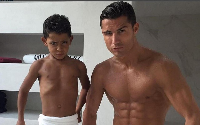 Ronaldo sung sướng khoe clip con trai lập hat-trick