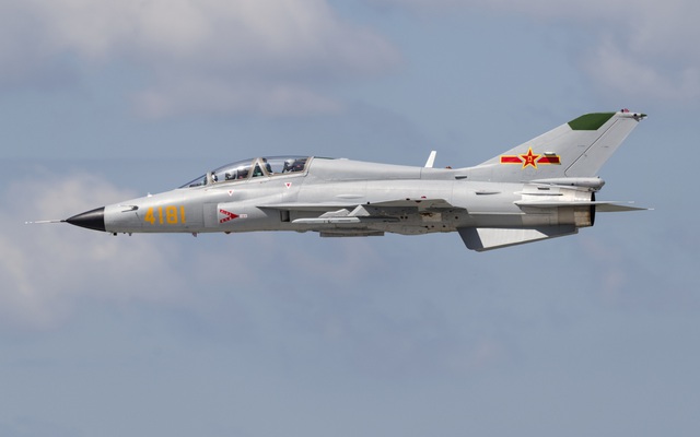 Chiếc máy bay huấn luyện siêu âm phát triển từ MiG-21 của Trung Quốc có gì đặc biệt?