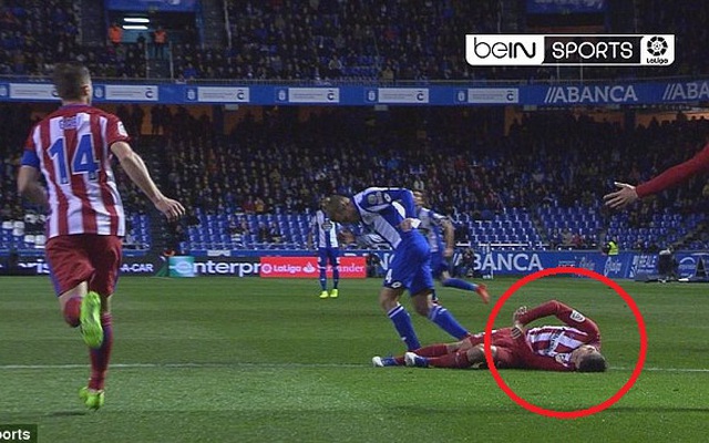 "Dính đòn" nặng trên sân, Torres suýt nguy hiểm đến tính mạng