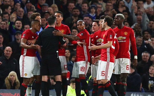 Thẻ đỏ cho Herrera thôi chưa đủ, FA bổ sung thêm án phạt với Man United
