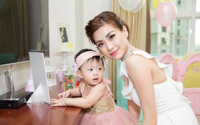 Chồng đại gia vắng mặt, Diễm Trang tự tay tổ chức sinh nhật cho con gái
