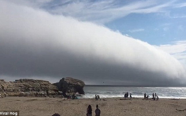 Đám mây lạ như sóng cuộn trên trời bất ngờ xuất hiện tại California